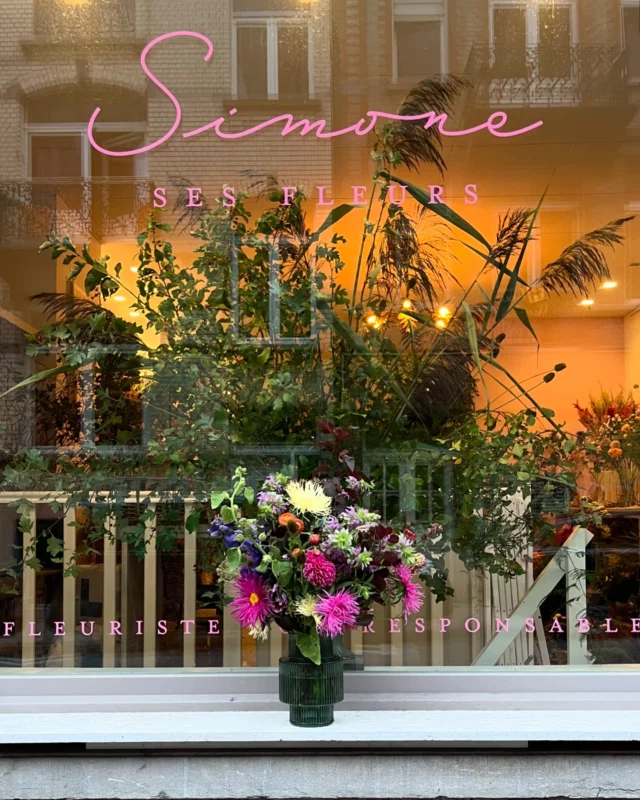 Rainy day bouquet ⛈️

C’est une remarque qu’on me fait souvent quand je dis que je suis fleuriste : « Ola c’est trop bien, tu dois tout le temps avoir plein de fleurs chez toi ». Eh ben non, l’adage se vérifie chez les fleuristes aussi, les cordonniers sont les plus mal chaussés ! J’ai rarement des fleurs à la maison, mais les rares fois où j’en ramène, voilà à quoi ça ressemble 💕 Les fleuristes parmi nous, vous avez des fleurs chez vous?